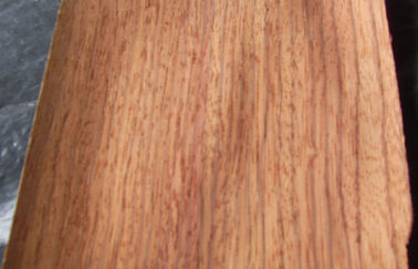Khuôn mặt cắt cành của Rosewood với phần hạt thẳng thẳng
