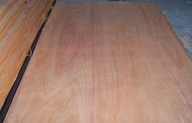 Miếng gỗ Okoume tự nhiên màu vàng Okayme Veneer For Surface Of Furniture