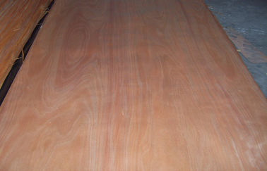 Miếng gỗ Okoume tự nhiên màu vàng Okayme Veneer For Surface Of Furniture